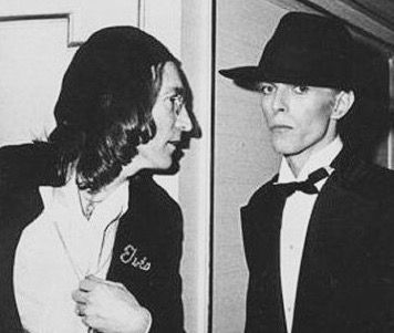 cinelover_k's tweet image. O fato que o único Beatle que não tem UMA foto com o David Bowie é George. Pq ele (George) não gostava dele. Mas esse infeliz não gostava de ninguém