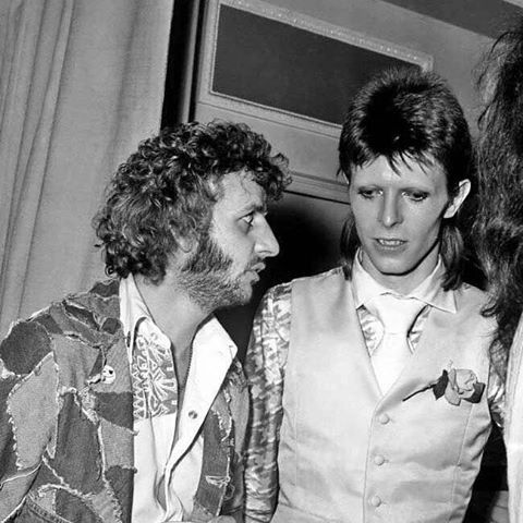 cinelover_k's tweet image. O fato que o único Beatle que não tem UMA foto com o David Bowie é George. Pq ele (George) não gostava dele. Mas esse infeliz não gostava de ninguém