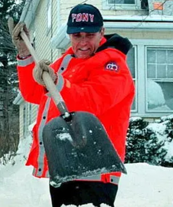 RudyGiuliani's tweet photo. #FlashbackFriday to the Blizzard of 1996.

New Yorkers knew the streets would be plowed, the trash would be picked up, and the vulnerable would be protected.

Now, we see roads that are buried, garbage piled up, and the homeless left to freeze to death.

America's Mayor Live 🇺🇸 https://t.co/rAiaJZAUkr