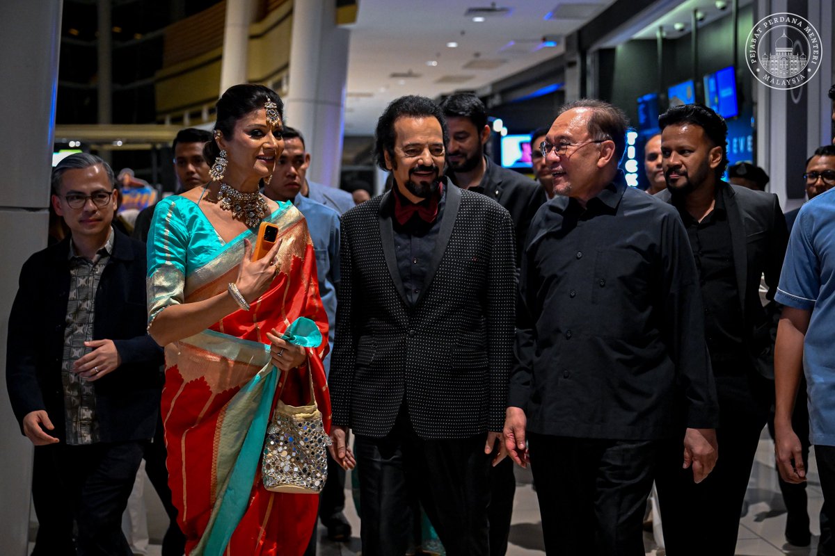 anwaribrahim's tweet photo. Malam tadi saya berkesempatan menghadiri tayangan global perdana filem epik "Taj Mahal… An Eternal Love Story", satu detik bermakna yang mengangkat seni sebagai jambatan persahabatan, kefahaman dan nilai kemanusiaan sejagat.

Selepas lebih dua dekad, filem ini kembali ditayangkan dalam versi yang dipertingkat dengan teknologi terkini namun masih mengekalkan keindahan asalnya sambil memberi pengalaman tontonan yang lebih segar dan mendalam kepada penonton.

Saya menghargai usaha sahabat saya yang juga pengarah filem ini, Akbar Khan, serta kehadiran barisan pelakon asal yang memaknakan malam bersejarah ini.

Kisah cinta Shah Jahan dan Mumtaz Mahal terus hidup sebagai lambang pengorbanan, kesetiaan dan keindahan ciptaan insan yang merentas zaman dan peradaban.

Terima kasih kerana memilih Malaysia sebagai pentas pelancaran global sekali gus menegaskan peranan negara kita sebagai hab budaya dan diplomasi serantau, tempat seni diraikan, dialog diperkukuh dan nilai kemanusiaan dipertaut.

#MalaysiaMADANI
#MADANIbekerja
#RancakkanMADANI