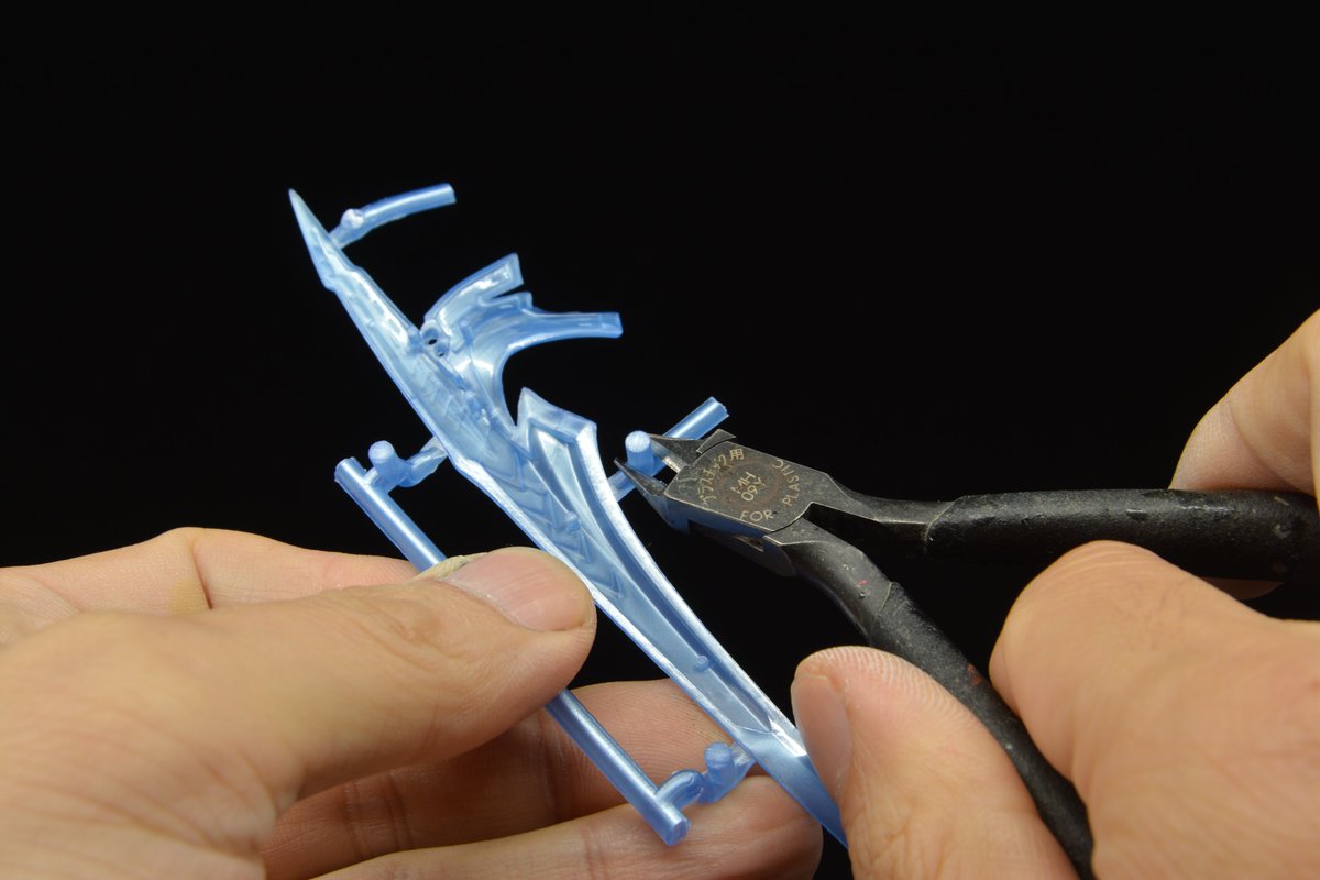 tepepro's tweet image. クリアーパーツを切り出すとき、ニッパーを入れたらパーツに圧力がかかりすぎて、ゲート跡が白くなったり、ヒビが入ってしまうことってありますよね

こういうパーツはいきなりパーツをカットするのではなく、まずは周りのランナーからカットしていきましょう…