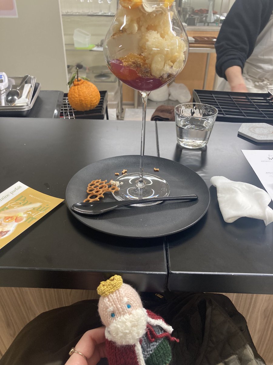 先日頂いたkazubakeさんのパフェ
パフェは完璧な食べ物という意味だそうだけど本当に完璧で口に入れると面白い物ばかりの素敵なパフェでした
八朔、食べ慣れたとても好きな果物なのでパフェに使われてて嬉しい🍊
写真を撮ろうと少し触ったら崩れ去ってしまい完璧とは失われやすい物だと実感
王様と