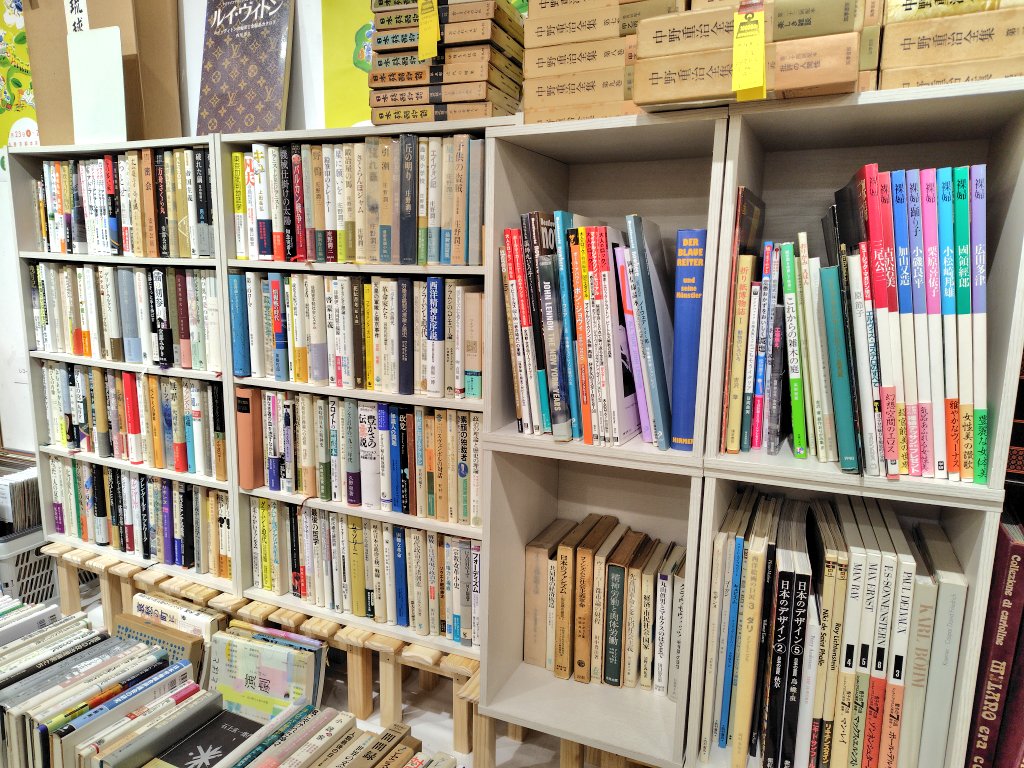 2月7日(土)開店しました。19時まで営業します。
丸善の古本市も開催中。11時〜。昨夜『ホフマン全集』など追加して来ました。何卒。
