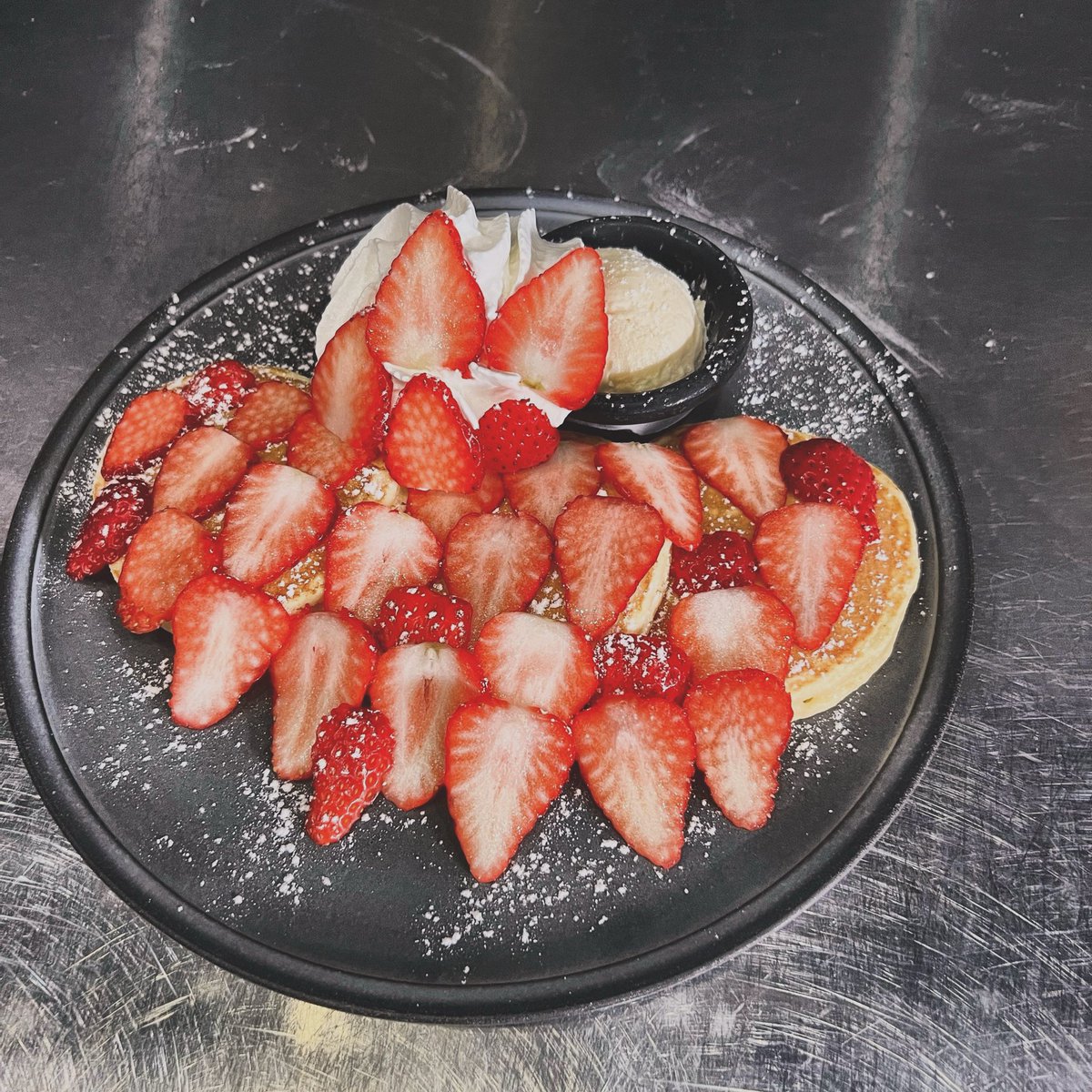 PancakeWorks's tweet image. おはようございます☁️今日からまた寒いターン奈良です。明日がヤバいみたいでまたテレビにびびらせられてますね！朝起きた時に、すべてを諦めるほどの雪だったらお休みいただきたいです。でもきっと大丈夫😇
ではよろしくお願いします😋

★２月定休日→毎週水曜日、木曜日
★ラストオーダー→15:30