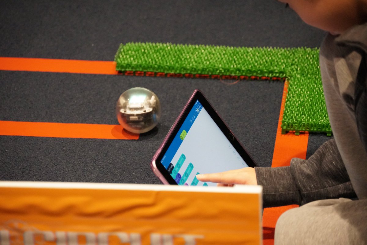 FC_Hakodate's tweet photo. Sphero BOLTでプログラミングレース！

球体型のロボットボールをプログラミングで動かしてレースに挑戦！
プログラミング初心者の人にもオススメです👌

詳細はこちら↓
https://t.co/DfHr0Jiunf

#はこだてみらい館
#函館駅前
#屋内遊び場
#プログラミング
#ワークショップ
#初心者
#SpheroBOLT https://t.co/CPLip5bCwd