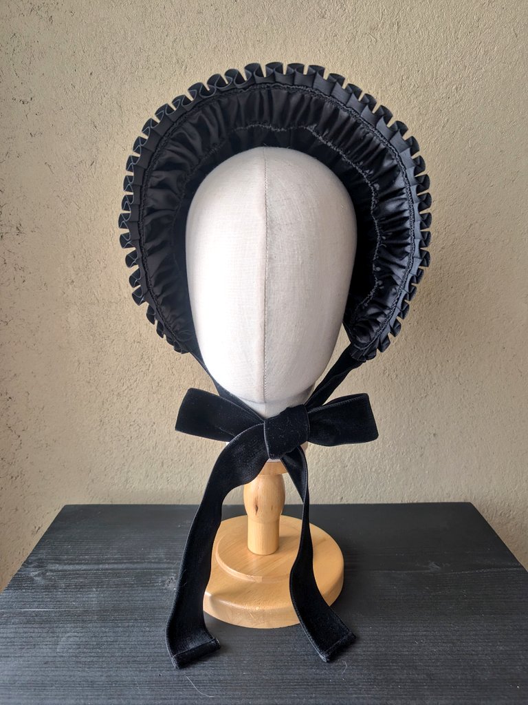 ルヴェルボンネット(ブラック)》 表はクラシカルな別珍生地、裏返すと