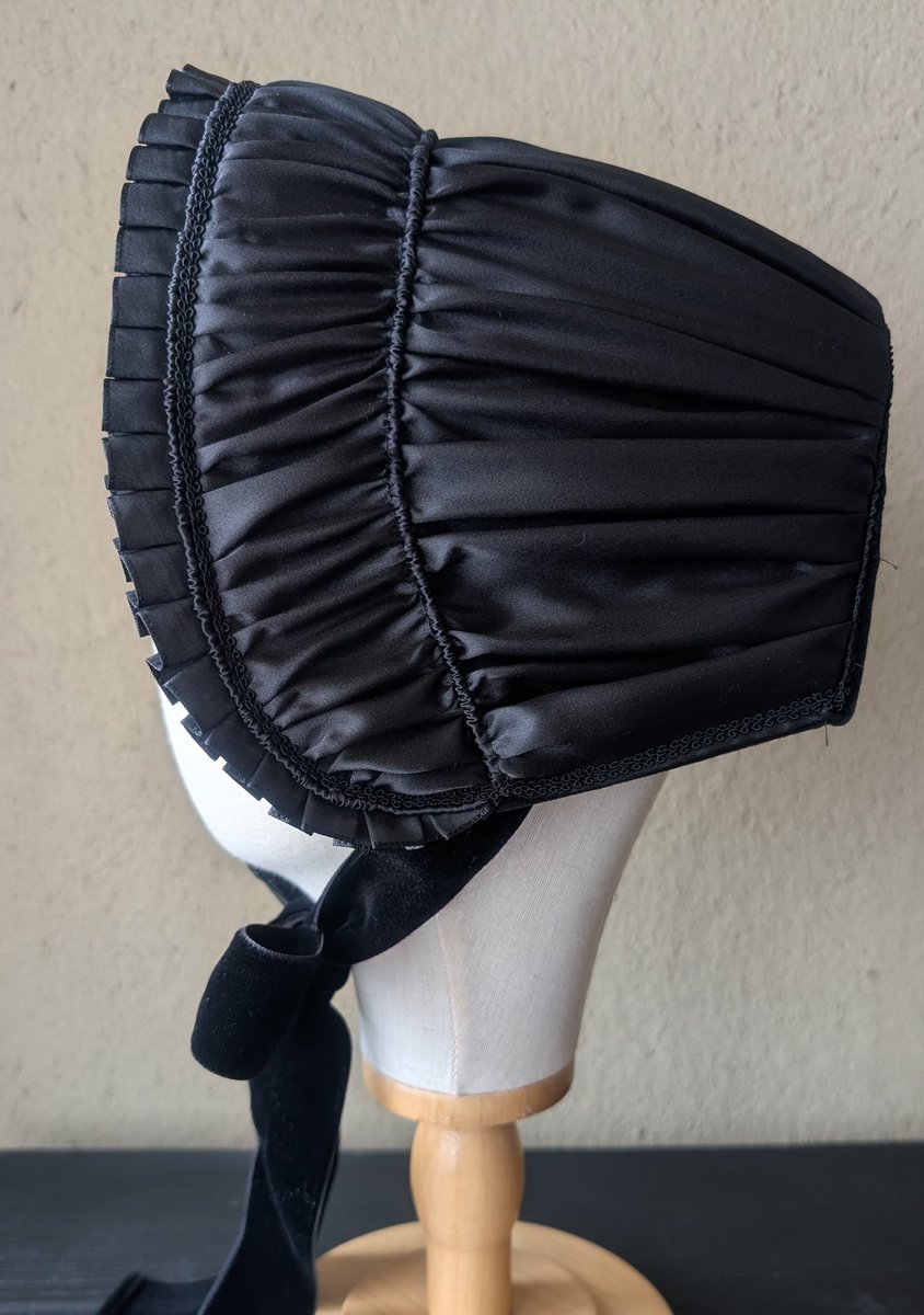 ルヴェルボンネット(ブラック)》 表はクラシカルな別珍生地、裏返すと