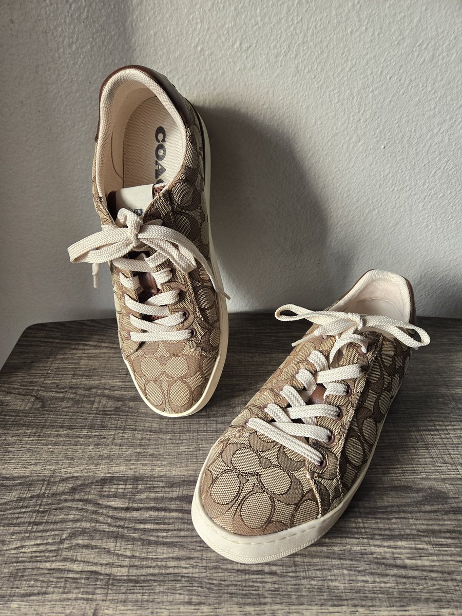 こーち Coach Women's Clip Low Top Brown Logo Patterned Sneakers, Size 8.5
