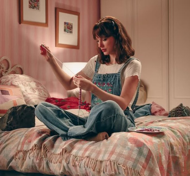 spinorbinmusic's tweet photo. Taylor Swift has officially released the music video for 'Opalite' ✨🎶

Visuals, emotion, and storytelling at their finest 💫🔥
#TaylorSwift #Opalite #MusicVideo #NewRelease #Swifties https://t.co/IkAf2kD4bO