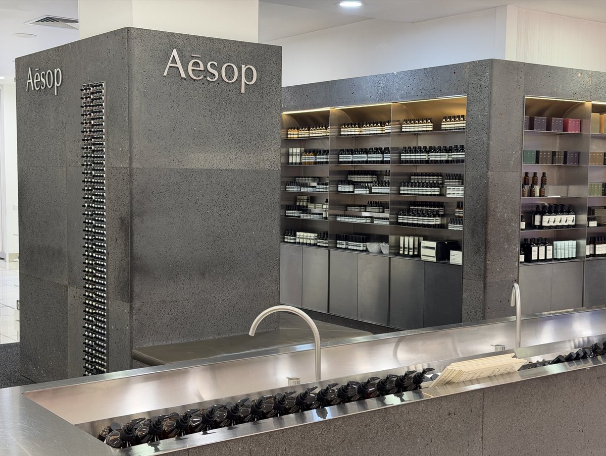 chaparalian's tweet photo. Aesop本場のオーストラリアで買った方が安いだろうなって思いながら店員と話してたら

「日本で買った方が一番安いよ」

って教えてくれて驚愕ww https://t.co/TZo7sqBQal