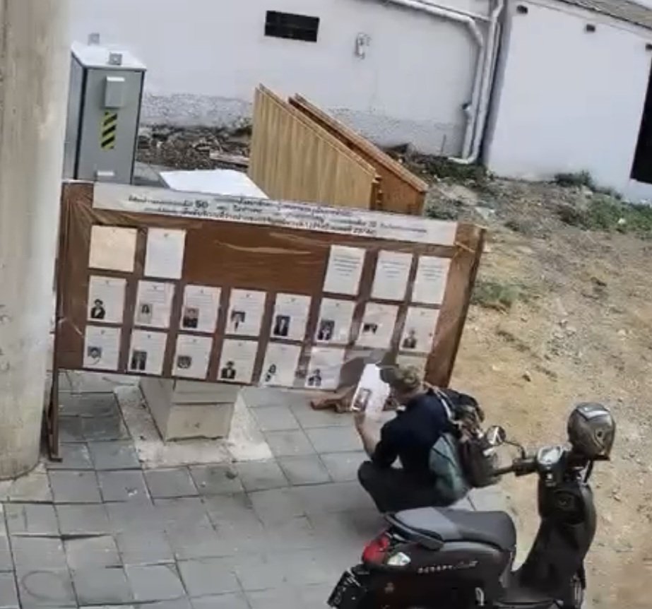 LGinlove's tweet image. อั่นแน่‼️‼️เห็นนะจ๊ะ😡
รักมาก ชอบมาก #ลูกเกดปวิตราเบอร์15พรรคประชาชน เนี่ย
แต่จะย่องมาเปิดพลาสติกที่กระดานแล้วดึงออกแบบนี้ ไม่ได้‼️
📌กกต.ขา ช่วยจับตา สอดส่องหน่อยค่ะ มีผู้กระทำความผิดแบบนี้อีกไม่ได้แล้วนะคะ
จะถึงวันเลือกตั้งแล้วค่ะ
⚠️ พบเห็นการกระทำความผิดแบบในภาพ แจ้งเข้ามาค่ะ