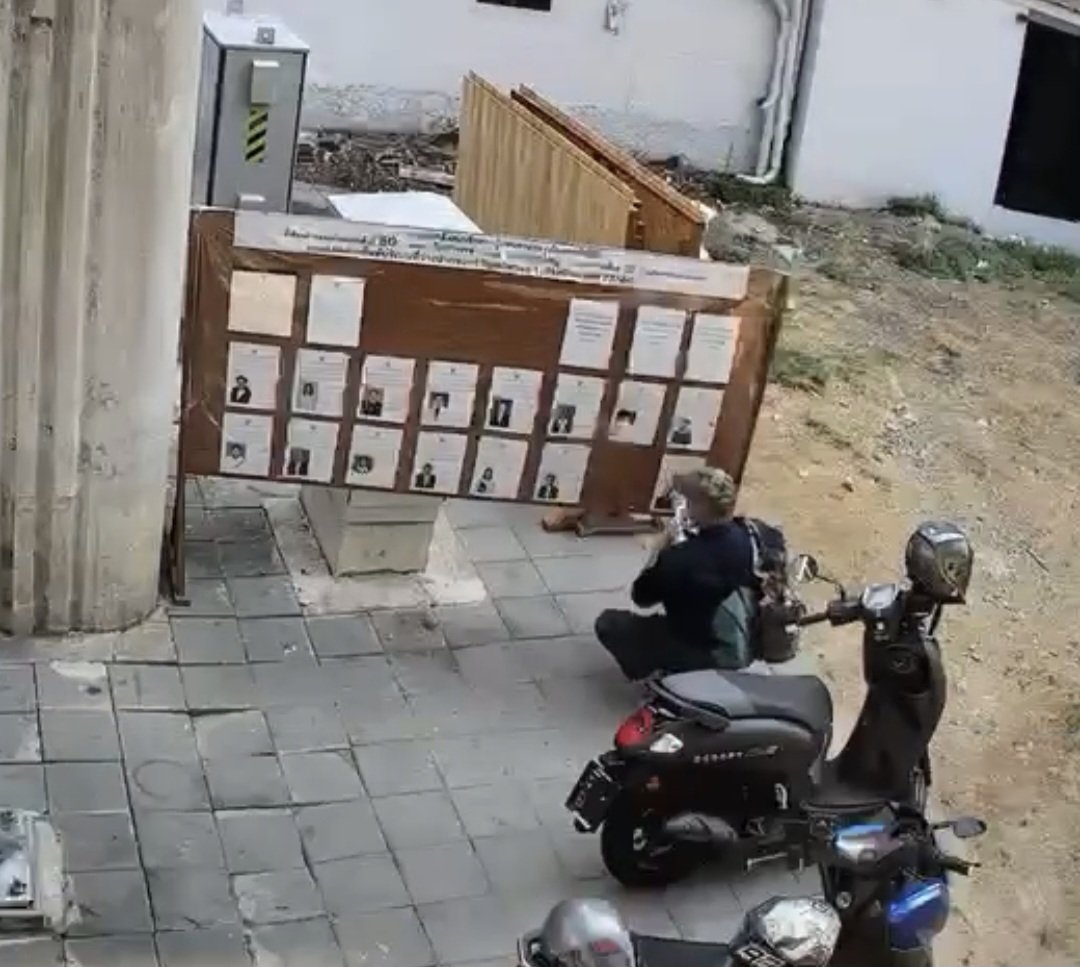 LGinlove's tweet image. อั่นแน่‼️‼️เห็นนะจ๊ะ😡
รักมาก ชอบมาก #ลูกเกดปวิตราเบอร์15พรรคประชาชน เนี่ย
แต่จะย่องมาเปิดพลาสติกที่กระดานแล้วดึงออกแบบนี้ ไม่ได้‼️
📌กกต.ขา ช่วยจับตา สอดส่องหน่อยค่ะ มีผู้กระทำความผิดแบบนี้อีกไม่ได้แล้วนะคะ
จะถึงวันเลือกตั้งแล้วค่ะ
⚠️ พบเห็นการกระทำความผิดแบบในภาพ แจ้งเข้ามาค่ะ