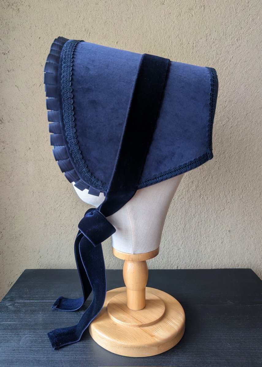 ルヴェルボンネット(ネイビー)》 表はクラシカルな別珍生地、裏返すと