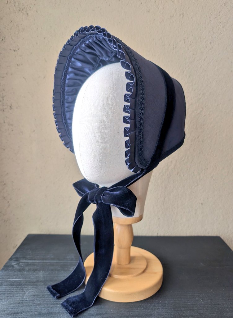 ルヴェルボンネット(ネイビー)》 表はクラシカルな別珍生地、裏返すと