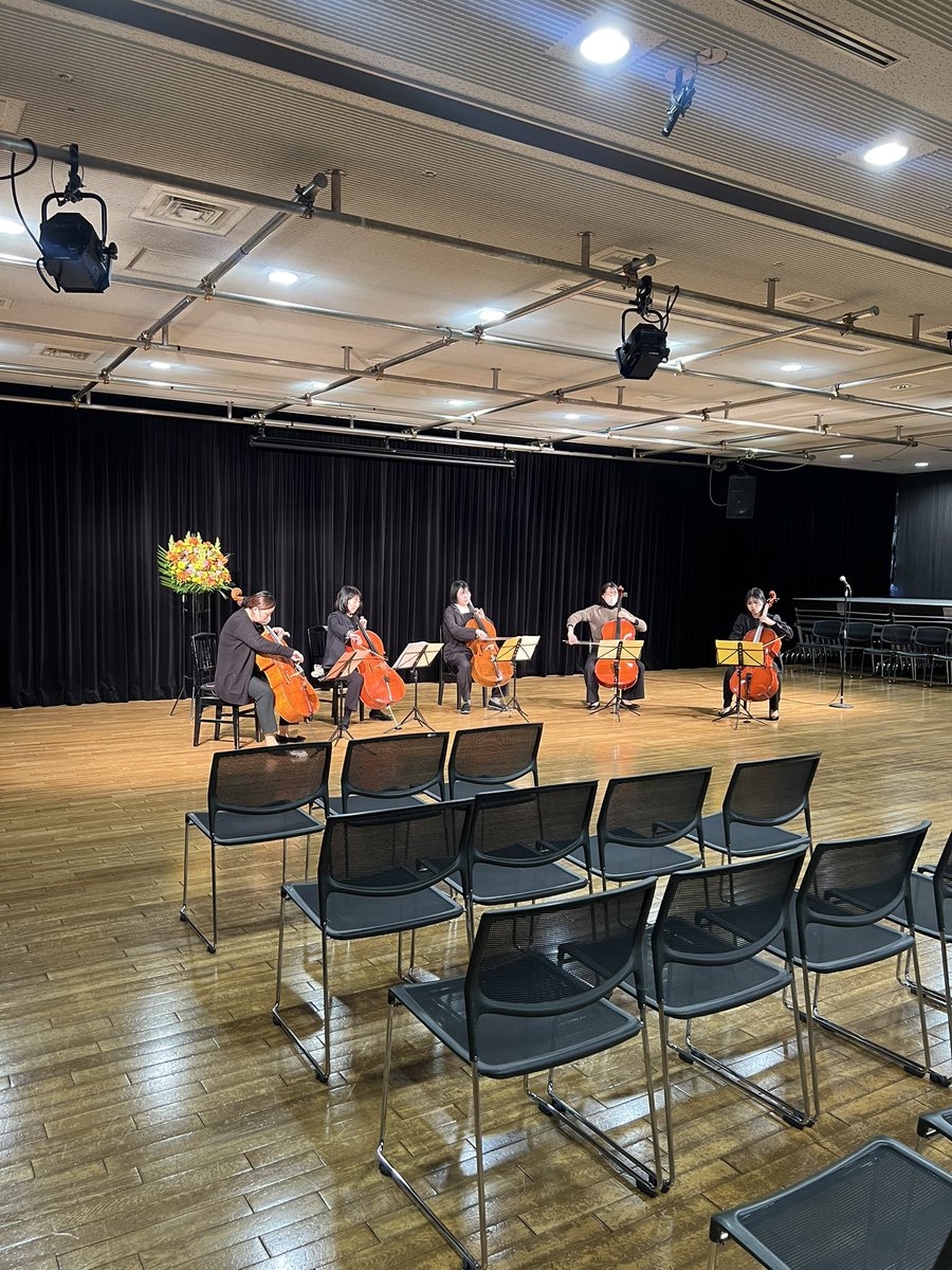 akinaimusic's tweet image. 今日は島村楽器のチェロ会員様がご出演されるチェロアンサンブル発表会のお手伝いに来ております🎻
100名以上の方がご参加されるとのこと😳
演奏楽しみです✨
参加したかったー！
#チェロ #cello #チェロアンサンブル