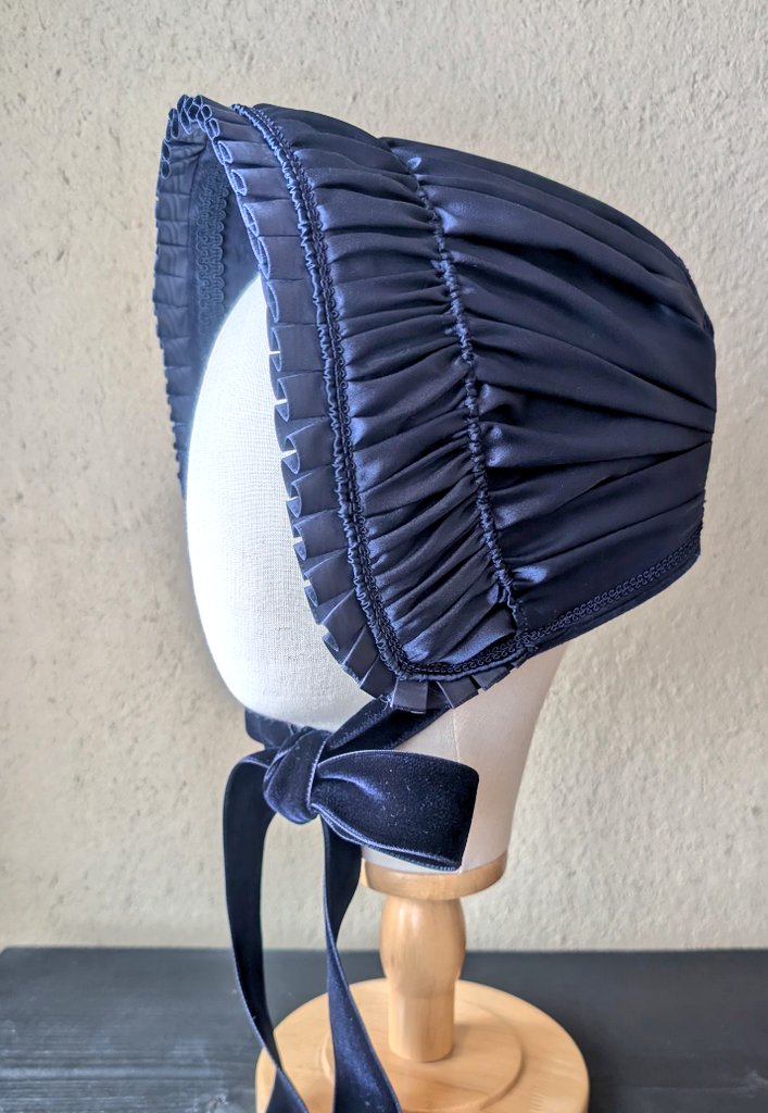 ルヴェルボンネット(ネイビー)》 表はクラシカルな別珍生地、裏返すと