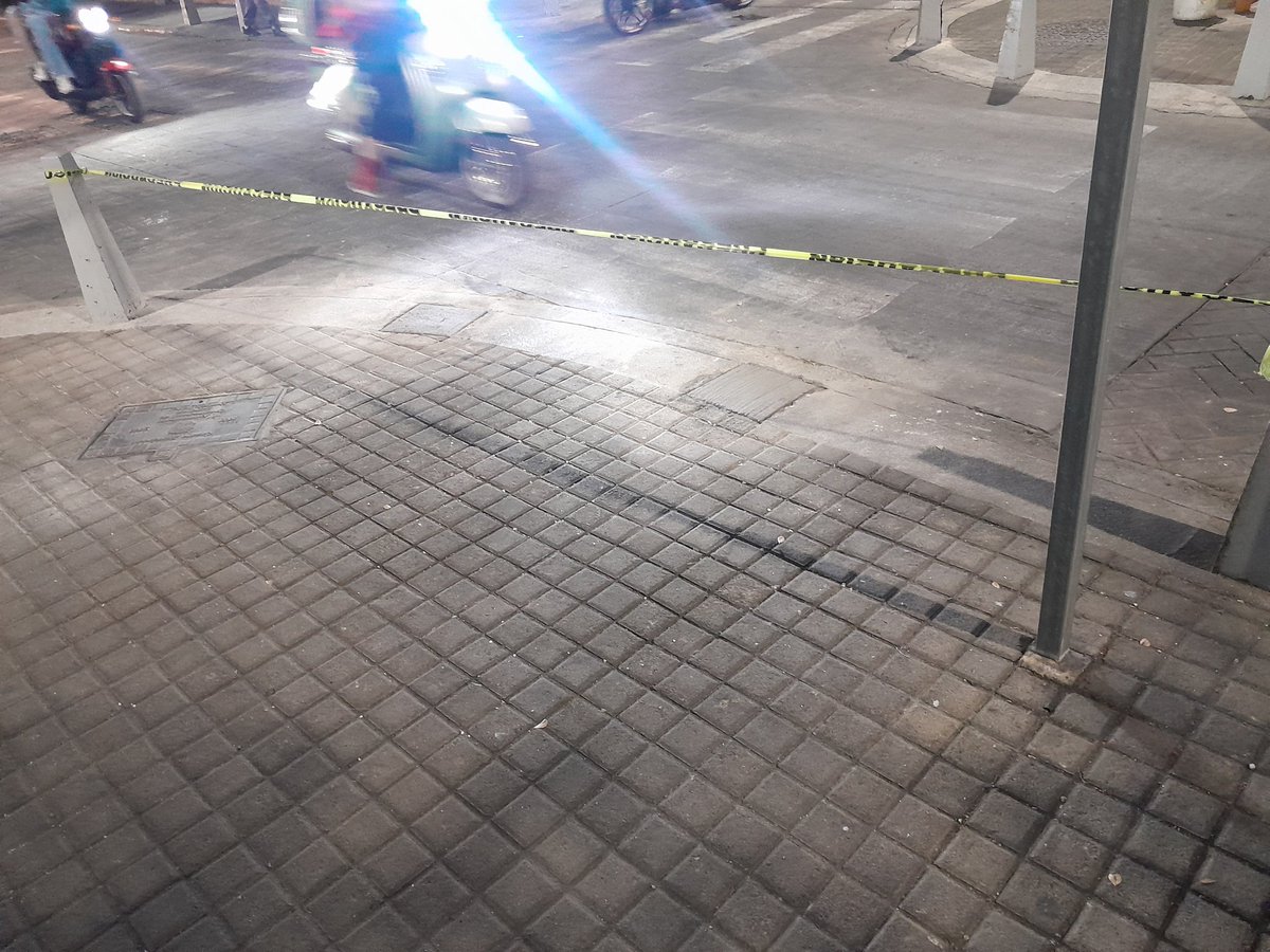 <a href="/ZapopanGob/">Gobierno de Zapopan</a> <a href="/InspZapopan/">Dirección de Inspección y Vigilancia</a> en Guadalupe Victoria y 16 de Septiembre quitaron bolardos y taparon con cemento, lo que incentiva que se estacionen en banqueta, ustedes autorizaron esto?