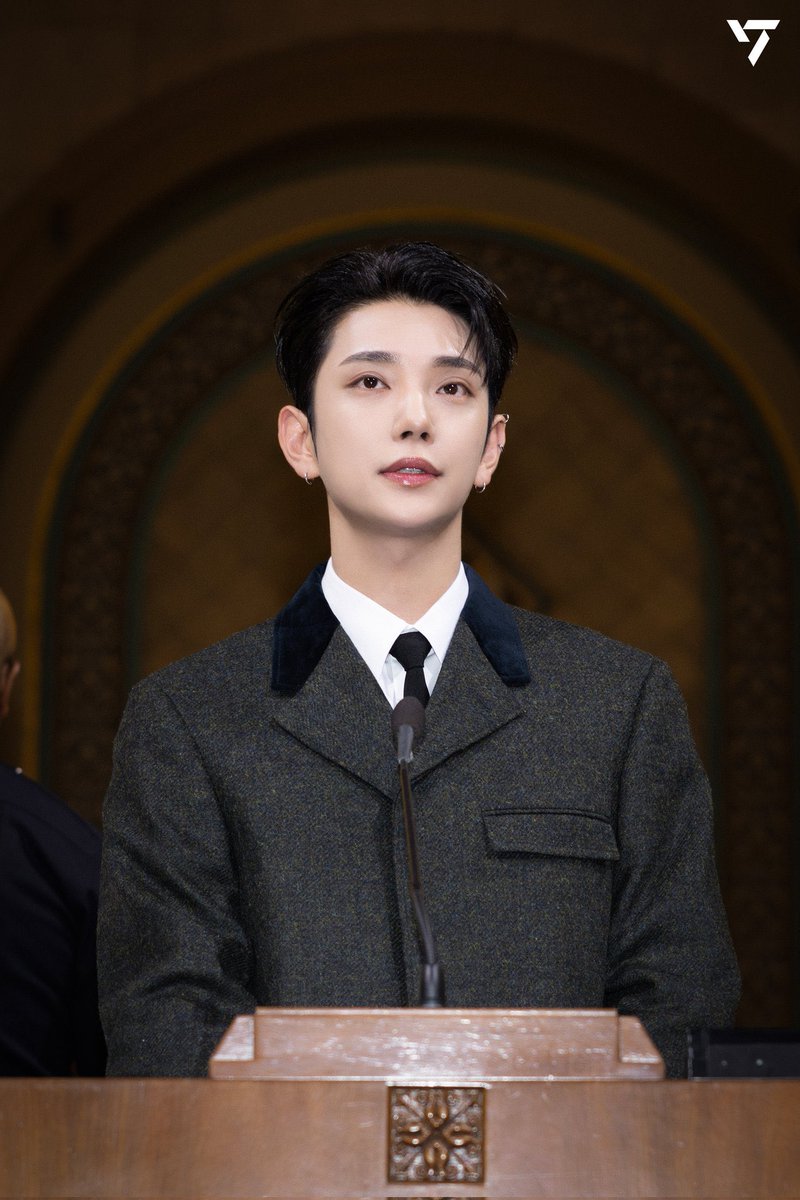 JOSHUA always looks so good in Thom Browne 🤩

JOSHUA AT GQ BOWL 
#JoshuaXThomBrowne #GQBowl
<a href="/pledis_17/">세븐틴(SEVENTEEN)</a> <a href="/ThomBrowne/">THOM BROWNE.</a> <a href="/GQMagazine/">GQ Magazine</a>