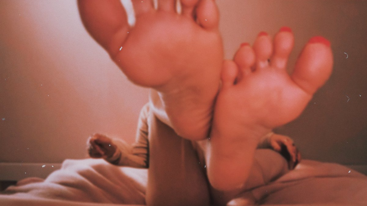 mommy’s been so busy today, you miss my wrinkles ? #feetworshi̇p #feetfetısh #footfetısh #gooner #goonette #footboys #footgirls femdom findom