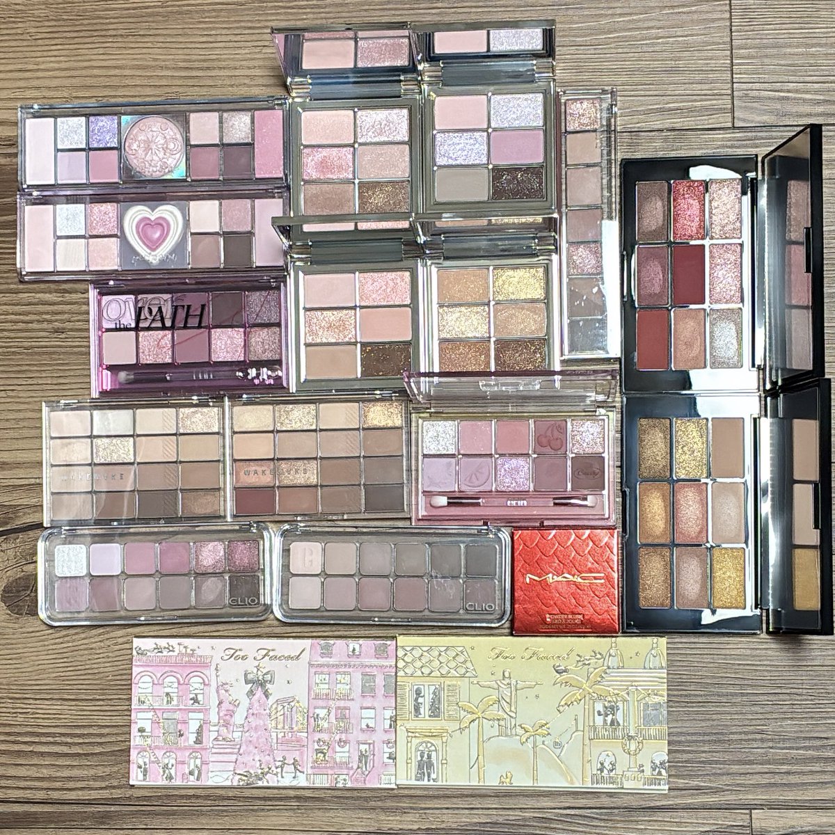 #화장품나눔이벤트 #follow 

유통기한 지난 제품들이긴 한데 혹시 그냥 발색용으로 필요하신 분 계시면 한 분께 사진 속 제품 전체 보내드릴게요!

제 팔로워 분들만 참여 가능하시고 필요하시면 댓글에 🩵 하트 이모지 아무거나 달아주세요!

우체국 착불로 보내드리니 참고해주세요 🙌🏻

당발 2/14