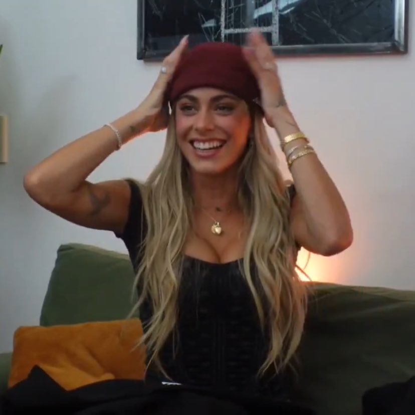 TINIData's tweet photo. “Odio que me digan que entre al quirófano por la nariz, solo por las tetas” TINI https://t.co/ryNU8SkHd4