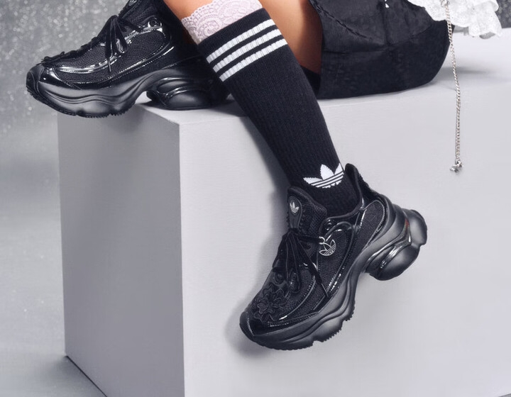fullress's tweet photo. 【2026年 リストック】
・蝶にインスパイアされたデザインのadidas Originals OZVENUZ “Core Black/Charcoal” (アディダス オリジナルス オズヴェヌズ “ブラック/チャコール”) [JS2468]

・アディダスオンライン 2/13 10:00~発売

>> https://t.co/hSVgIoCp8e https://t.co/UYvAOTLLKu