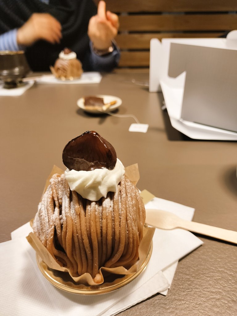 人生はいろいろな事が起こるけど、たのしい時間は沢山あるのでトントンなのだ。
オフィスで美味しいケーキをいただきながらお茶して近況を語り合う二人。
3時間のつもりが+2時間延長して喋ったり笑ったり。
会えなかった時間もお互いは有意義に過ごしていたよと報告し続けようね。