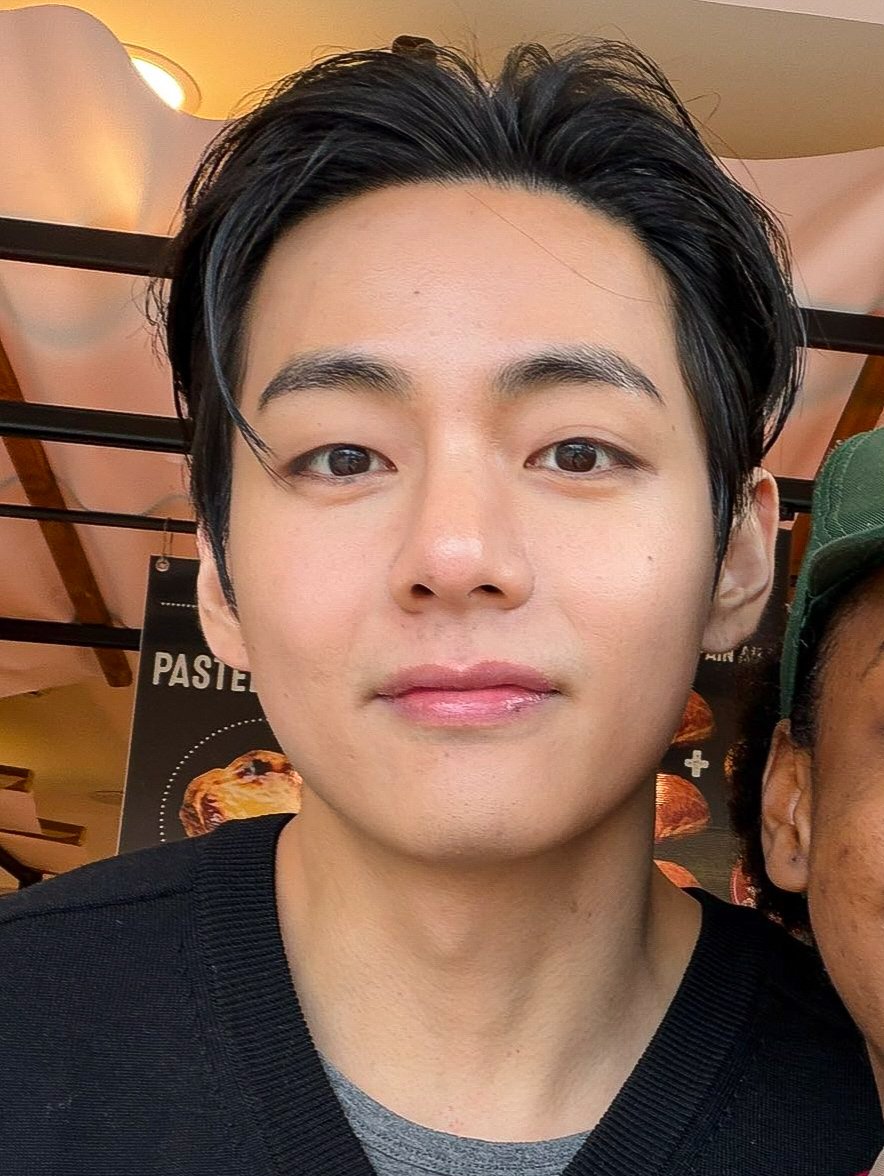 OMG LOOK AT TAEHYUNG