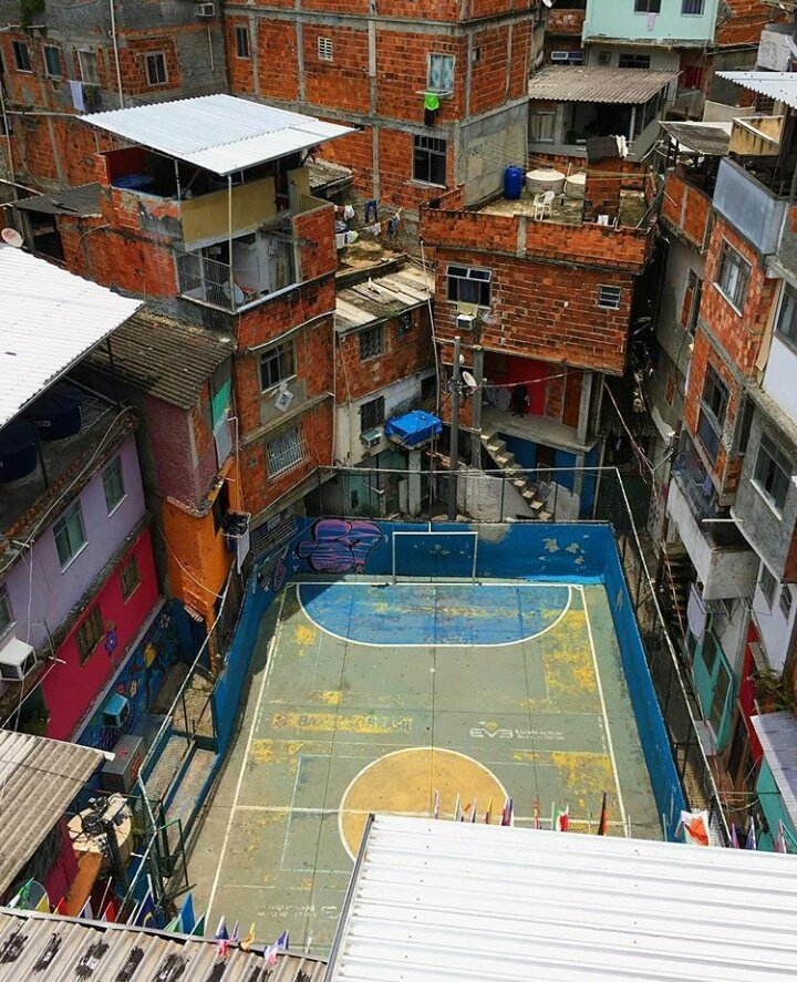berwerneck's tweet photo. Sou contra diminuir a quantidade de rebaixados.

Isso vai reduzir MUITO a atratividade do Brasileirão, porque a briga contra o Z4 é a coisa mais interessante que restou.

Briga pelo título?
- Antes, começava com 10 e na reta final ainda tinham 3 ou 4 disputando
- Hoje, é restrita a Flamengo, Palmeiras + 1 desafiante, e geralmente o título é definido com rodadas de antecedência 

Briga pela Libertadores?
- Antes, bons projetos ficavam de fora. Não tinha espaço pra todo mundo - e isso é bom, porque aumenta a competitividade
- Hoje, um trabalho fuleiro que melhora no finalzinho pega a 8ª vaga. Até a pré-libertadores perdeu a graça, já que os times brasileiros estão muito a frente dos rivais sulamericanos

A pouca emoção que ainda existe é a de torcer pro seu rival cair.
Se tirar isso, o que sobra?

Não sou a favor da volta do mata-mata, mas o Brasileirão precisa se desenvolver como algo único.
Temos vantagens próprias, e copiar as ligas europeias é uma forma bem estúpida de abrir mão delas.

Com exceção de CALENDÁRIO, GRAMADOS e ARBITRAGEM, o Brasil não deve nada pra Premier League, La Liga, Bundesliga, Ligue 1, Serie A.

Fique a vontade pra imitar isso, CBF.
Seria muito bem vindo.

Agora... de resto?

Nossos clubes são mais populares.
Nossas torcidas são mais quentes.
Nossas paixões são mais intensas.
Nossos jogadores são mais talentosos.
Nossas rivalidades são mais fortes.

Nossa história é bem mais rica.

O europeu médio não valoriza nada disso, mas FODA-SE.
Levem o Brasileirão pra quem se identifica com o nosso jeito de ser:

- América do Sul
- México e Caribe
- África
- Oriente Médio
- Sul da Ásia
- Sudeste Asiático

Vocês tem noção da dimensão que a selação brasileira tem na Índia? 
Na Arábia Saudita?
Na África do Sul?
Na Turquia? Nas Filipinas? No Egito? Em Bangladesh? Na Guatemala? No Paquistão?

Estamos falando de um mercado de 6,5 bilhões de pessoas (80% do mundo).
Tem dinheiro aí, e eles AMAM a estética do futebol de rua, do drible, do improviso, da malandragem.

Somos tudo o que eles QUERIAM ser, mas não são.
Quer imitar o inglês de cintura dura pra que?

Faço um apelo ao Samir Xaud, que vem se mostrando um excelente presidente:

Mire no Sul Global, não na Europa e Estados Unidos.

Isso é pensar grande de verdade.
E, se fizer direitinho, dá pra levar o leste europeu também.

Existe o problema do fuso horário? Sim.
Mas o que realmente importa é storytelling, e hoje o nosso é nulo.

O mundo adoraria conhecer o Galo, o Corinthians, o Vasco, o Bahia, o São Paulo, o Fla-Flu, o Grenal, o Palmeiras, o Sport, o Remo, o Santos, o Santa Cruz, o Ceará, o Paysandu.

Todos os 13 grandes tem arcos narrativos bem mais interessantes que o Real Madrid ou o PSG - é tudo uma questão de exposição.

Portanto, meus queridos gestores, nunca se esqueçam:
O futebol europeu é um produto, o brasileiro é uma novela.

Tratem como um negócio nos bastidores, 
Mas, pro grande público, precisa se parecer mais com uma religião do que com uma empresa. 

O mundo ama o calor brasileiro, não o frio europeu.