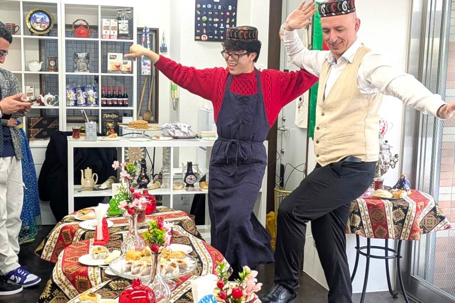 日本で唯一！？
「#アゼルバイジャン・カフェ」大阪に爆誕🇦🇿

万博パビリオンスタッフが運営
アゼルバイジャンのお茶とスイーツ「#ざくろの木」

2月6日のオープニングにはみんなでダンス😊
万博に間に合わなかったアゼルバイジャン現地の味とは？📸
👉lmaga.jp/news/2026/02/1…