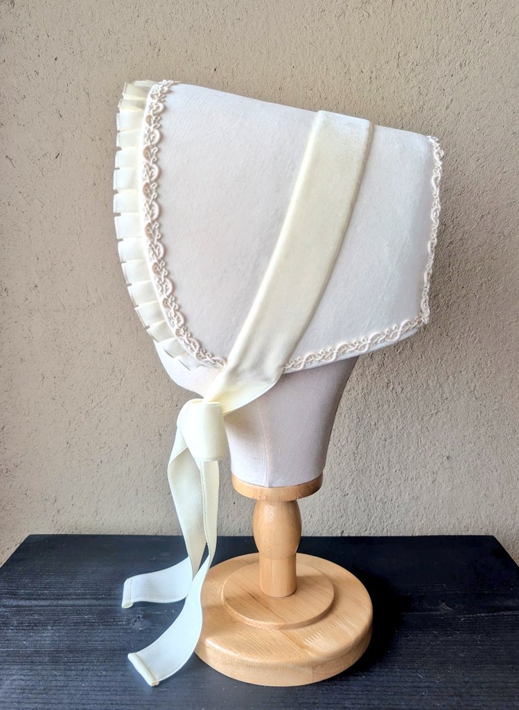 ルヴェルボンネット(アイボリー)》 表はクラシカルな別珍生地、裏返す