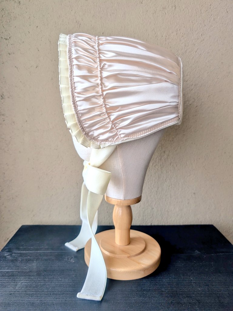 ルヴェルボンネット(アイボリー)》 表はクラシカルな別珍生地、裏返す