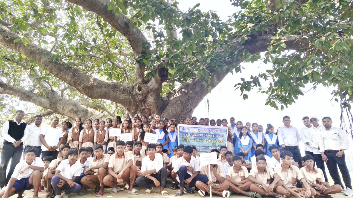AkashKumarSahu0's tweet photo. Action for Wetlands! 🌿💧
To mark #WorldWetlandsDay,the students and staff of #GovtUGHSKaruanjhar took to the streets and the field.From an awareness rally to a hands-on cleanliness drive,are committed to protecting our vital ecosystems.@BDOKhaprakhol @CMO_Odisha @CollectorBgr https://t.co/u42WCkKmhW