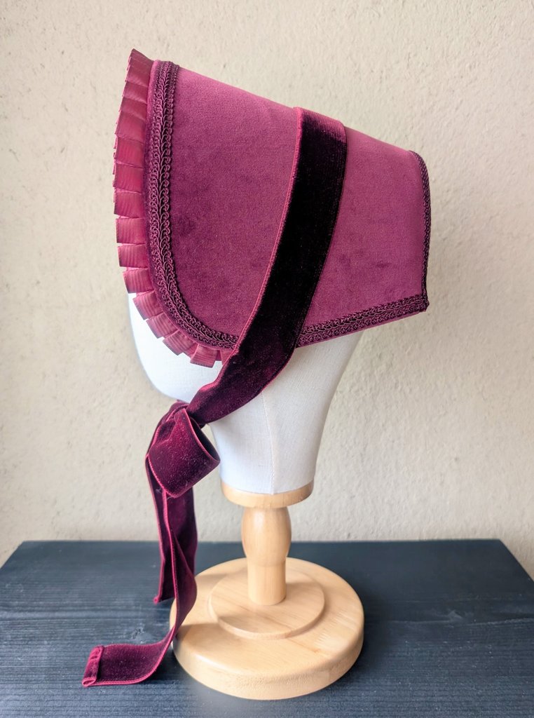 ルヴェルボンネット(ボルドー)》 表はクラシカルな別珍生地、裏返すと