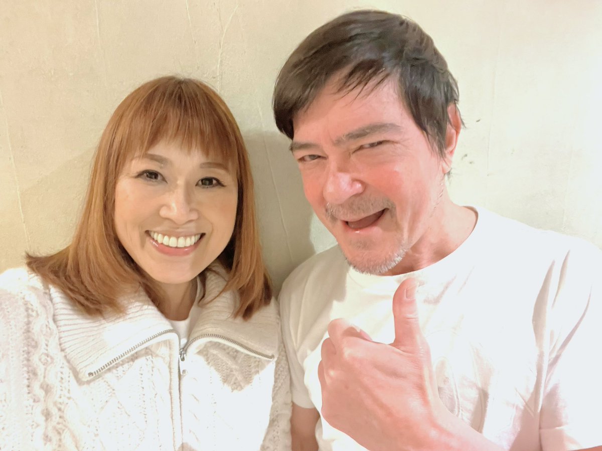 #アリスの翼 昨日のゲストは、#川平慈英 くんでした✨
ミュージカルでありながら、テーマパークに来たような、アトラクションに乗っているようなこの作品。ゲストが、ご本人役で登場する回があるのです。30年来の友、ジェイくんが来てくれて、テンションも爆上がりでした。