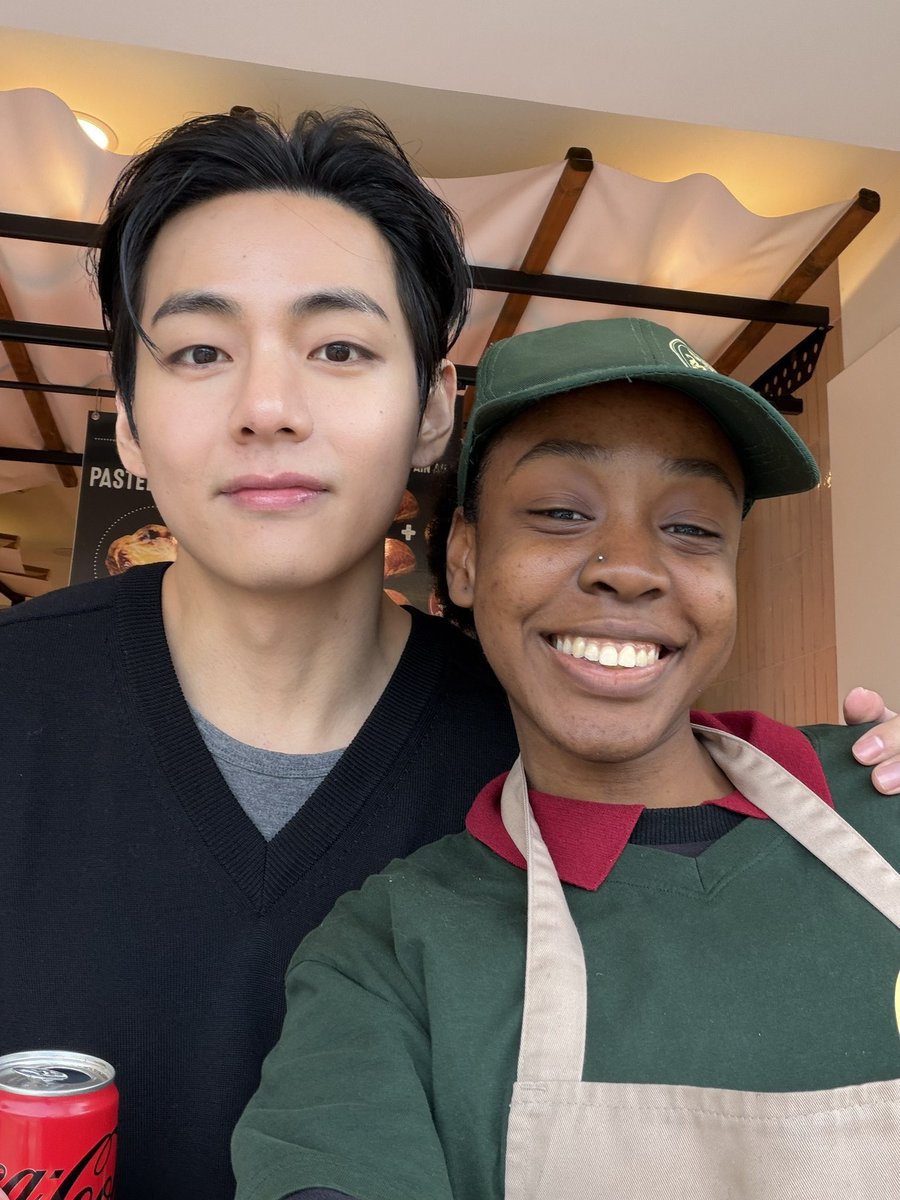 _vttv_95's tweet photo. 잠결에 ai인줄 알았는데 진짜였네ㅁㅊ 그니까 이 아미걸은 주문받는 동안 태형이 불편할까봐 모르는 척 해줬고 나갈 때 인사하니 태형이가 고맙다고 먼저 안아주고 사진도 찍자고 했다는거지지금 아존나아름다운얘기다,,, https://t.co/uzzTan4Qr3