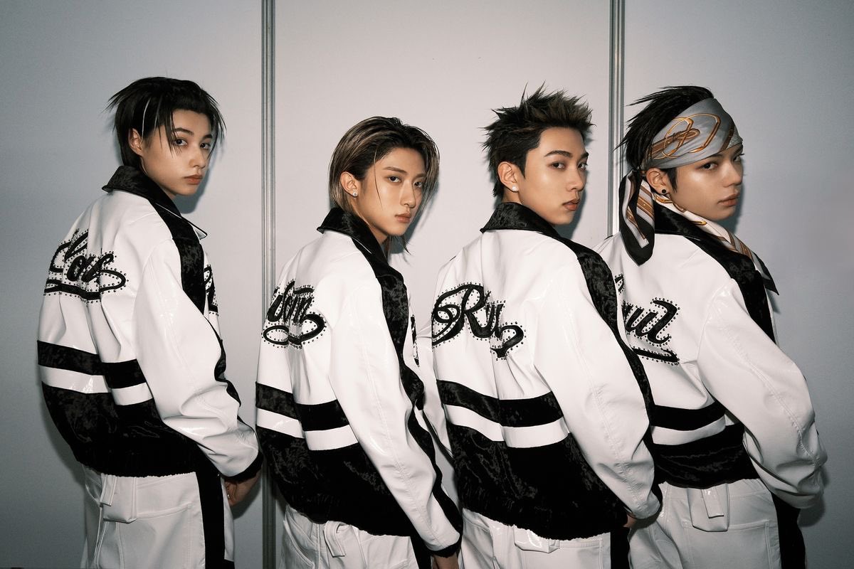 นิตยสาร Rolling Stone Korea ได้ยกให้ลองชอตเป็น “อนาคตของวงการดนตรี” 

ภูมิใจที่พวกเขาถูกค้นพบและถูกชมจากสื่อเยอะๆอะ🥹🫳🏻

#LNGSHOT #롱샷