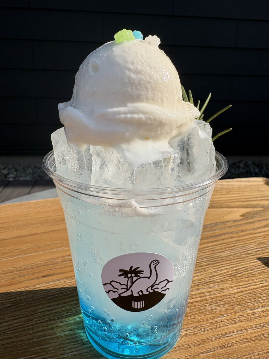 SEABRIDGE14's tweet photo. 肌寒い日が続きますが、最近はクリームソーダのご注文を多くいただいております🍹

当店のクリームソーダは、アイスクリームの頂上にこんぺいとうを飾った、飲んでも眺めても楽しい商品✨

イートインはもちろん、お持ち帰りもできますので、ぜひお試しくださいませ☺️

#因島
#渚の交番SEABRIDGE https://t.co/baVYUsAUf6