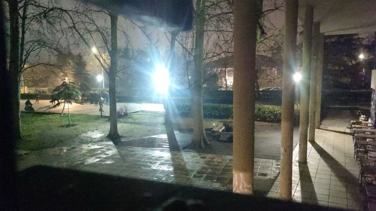με εκατοντάδες άτομα να βρίσκονται εγκλωβισμένα εντός
#ΑΠΘ