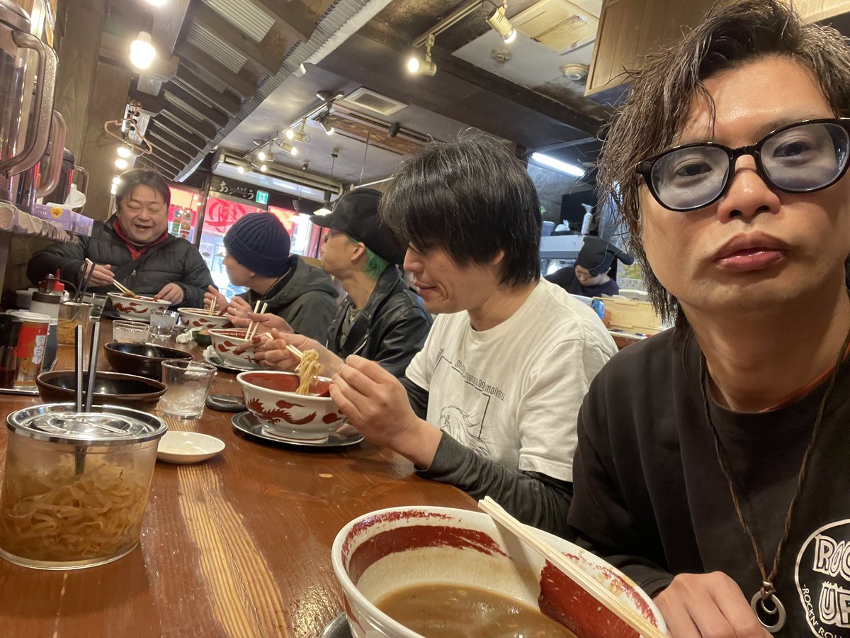 DAIBUSOU's tweet image. おはよー世界！
岸っしゃんも合流してダイスキッチンパーティーは今5人です！

本日は高松攻めます！
の、前に朝ラーキメて徳島で遊んできまーす！