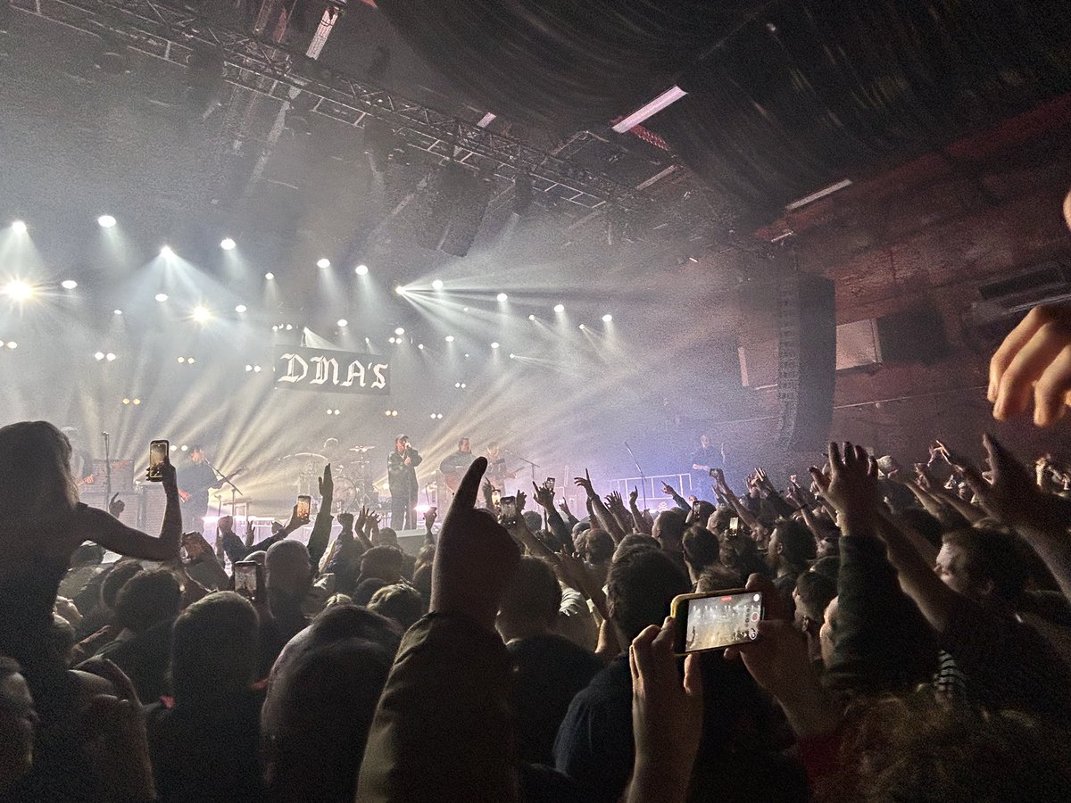 sparklydiamond's tweet image. The sticky hair was worth it 🙃 What a gig #DMAs @dmasmusic @dmasfansuk