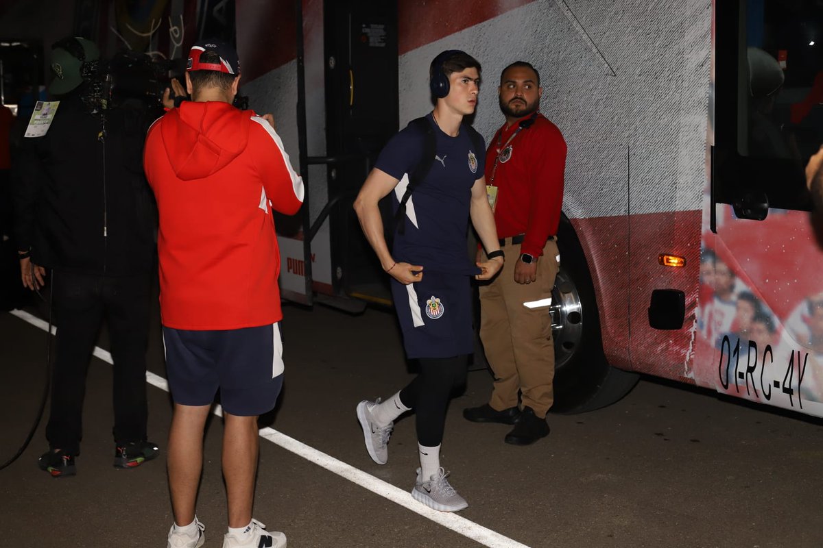 ⚽️🐐💜 Piojo Alvarado y la Hormiga González ya hicieron su arribo al Estadio El Encanto, listos para el duelo de esta noche entre Chivas y Mazatlán FC.
🌆 La llegada de los jugadores encendió la expectativa de la afición, que aguarda un partido vibrante.

📸: Adán Valdovines