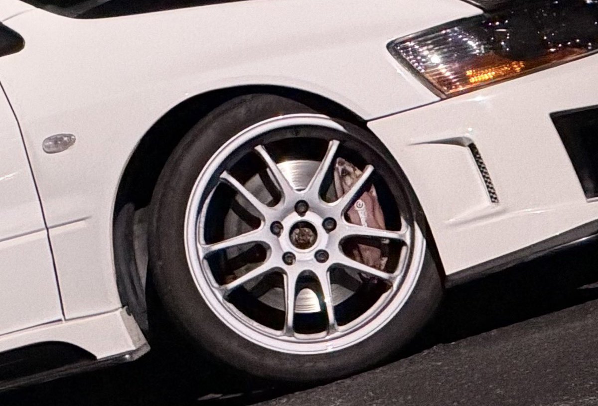 666evo8's tweet photo. @wakaaz0822 それなら大丈夫だと思います🙆
純正ブレンボでしたら結構余裕ありますよ！
ちょっと斜めなんで見づらいかもですがこんな感じです https://t.co/QqJKoiOKQP
