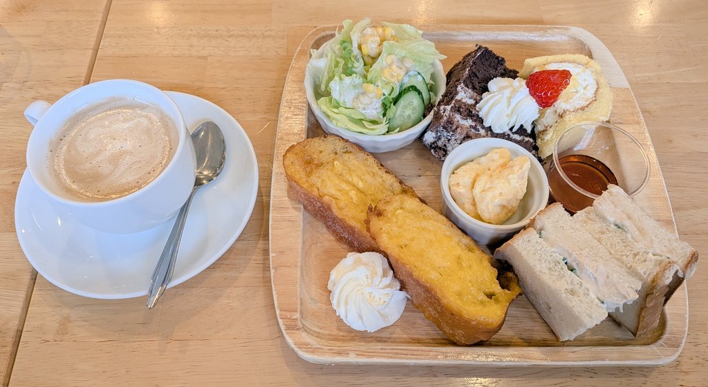 投票行ったので景気づけモーニング。行きつけのパン屋モーニング、2年前は600円だったセットが700円になり…750円になり…780円になり…今年は遂に800円へ…写真はサラダオプションで+200円してるけど、昔はコレも150円だったんよな…物価高マジで物価高。
いや質量共に充分だけども。ありがたい🙏🏻