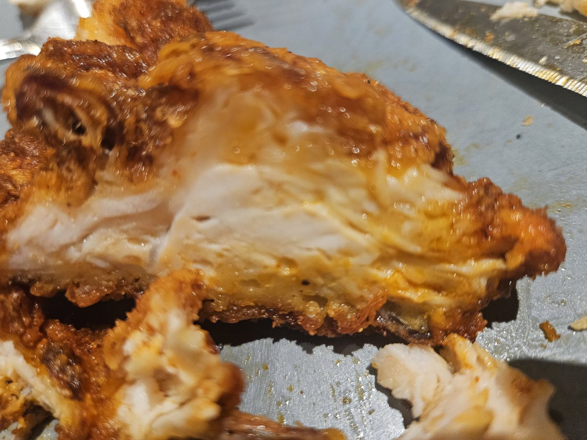 JeffGG19's tweet photo. 2/2 Just half the pile of grnd beef, no packaging. Then we order dinner. Dave's Hot Chicken. Had decent experiences with them. Like their spices. 2nd last piece of 4, just about bit into, wasnt cooked all the way through. 4th piece, not trying. And they've gone rogue. https://t.co/FaWX7woqn4