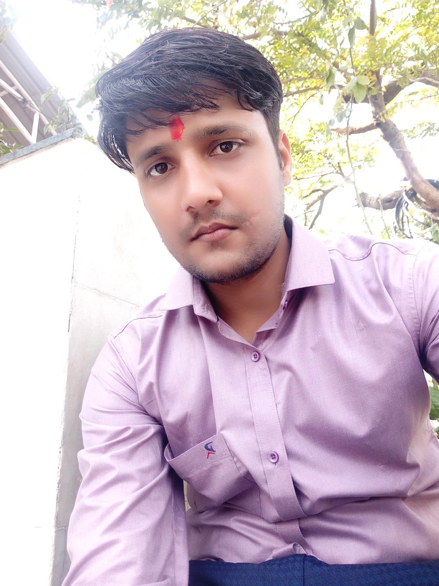 हो पाई थी कुछ ही बातें कुछ बातें अभी बाकी हैं सर्द रात गुजरी है  कुछ कुछ रात अभी बाकी है