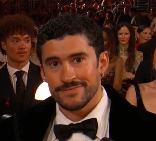 Mi cara cuando apagué mi teléfono para no saber de nadie y al encenderlo me doy cuenta que tampoco nadie quiere saber de mí: