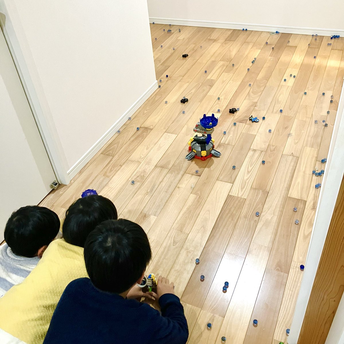 びーだまページ② 廊下にめっちゃビー玉転がった…！全部回収しないと誰か転ぶゼ！