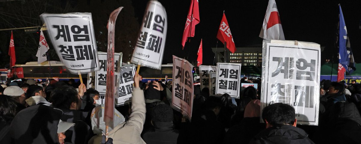 저 피켓 한개 만드는데 시간이 얼마나 걸릴지?

계엄포고문 발표하고 몇분만에 바로 저게 등장이 가능한거 맞음?

손잡이도 연결해서 만들고.. 

용지크기도 비규격인데.. 집에 윤전기 한대씩 있나봄🤣🤣🤣