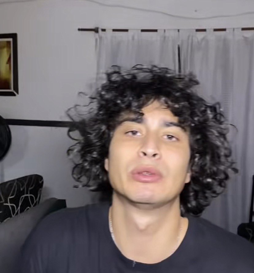 Y Despues tengo que ver a este mogolico:
No entiendo como hay gente que critica a palavecino, es el único que va para adelante.
Estigarribia es un jugador con movimientos europeos, es más que benzema